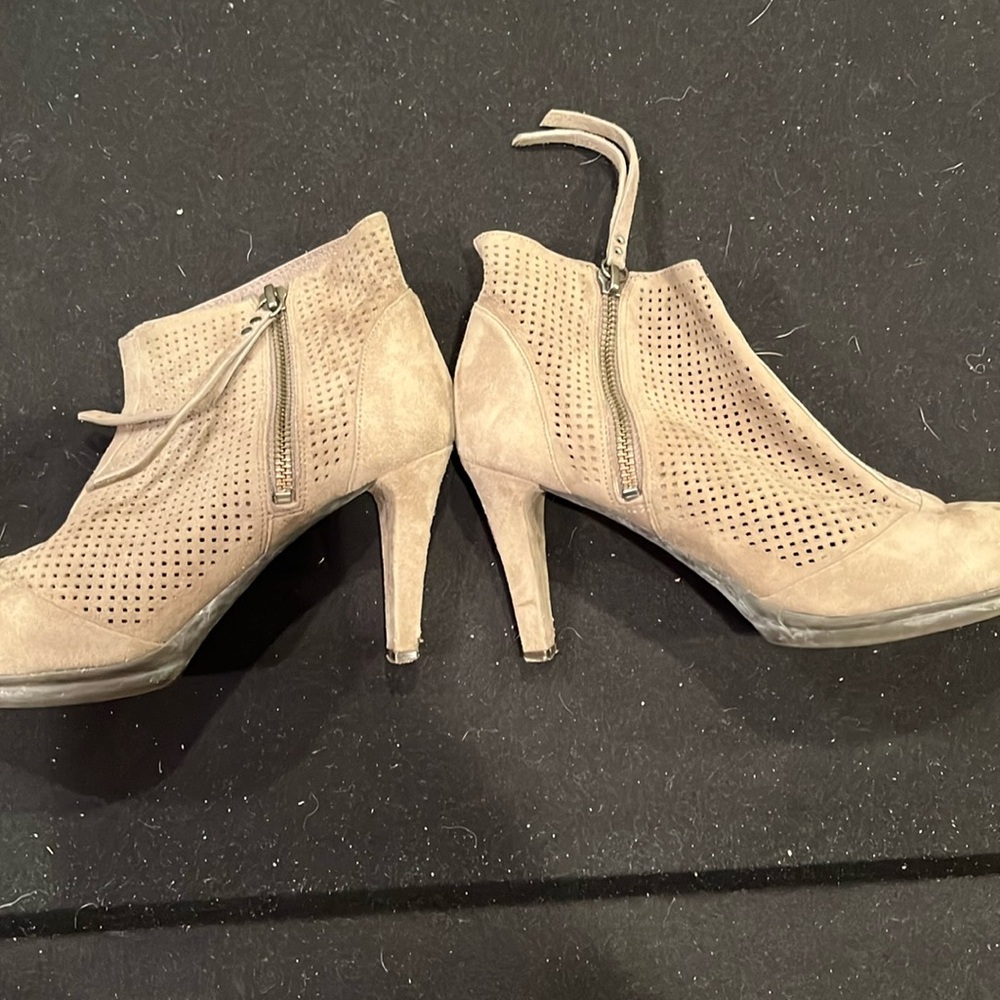 Woman’s unbranded grey suede like booties 7.5. 3 inch heel